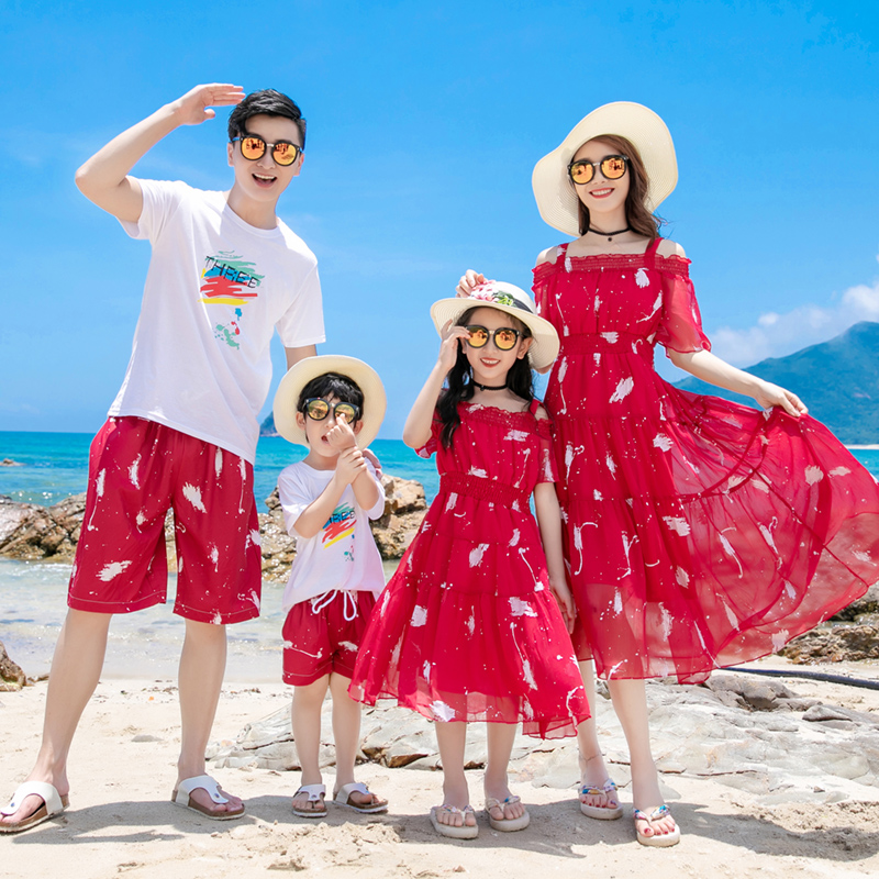 沙滩亲子装夏装一家三口四口海边度假波西米亚母女红色雪纺连衣裙