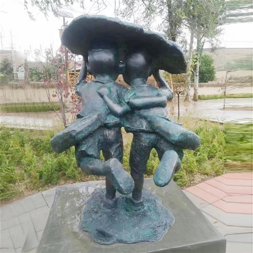 玻璃钢仿铜小孩雨天荷叶避雨雕塑嬉戏童趣主题广场校园公园摆件