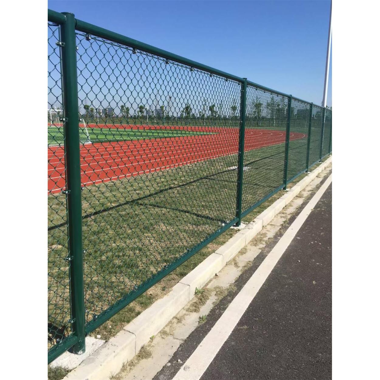 苏州包塑球场围网护栏体育场地丝网围栏网球场足球场勾花网栏杆