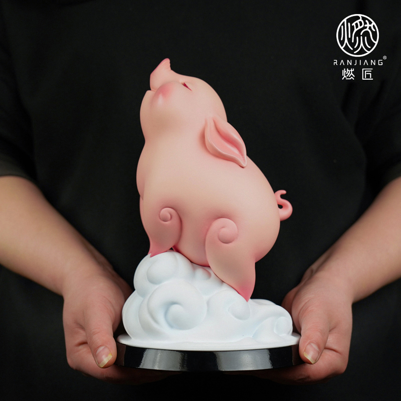 原创小猪摆件现代简约25厘米风口的猪励志客厅桌面装饰品家居摆件