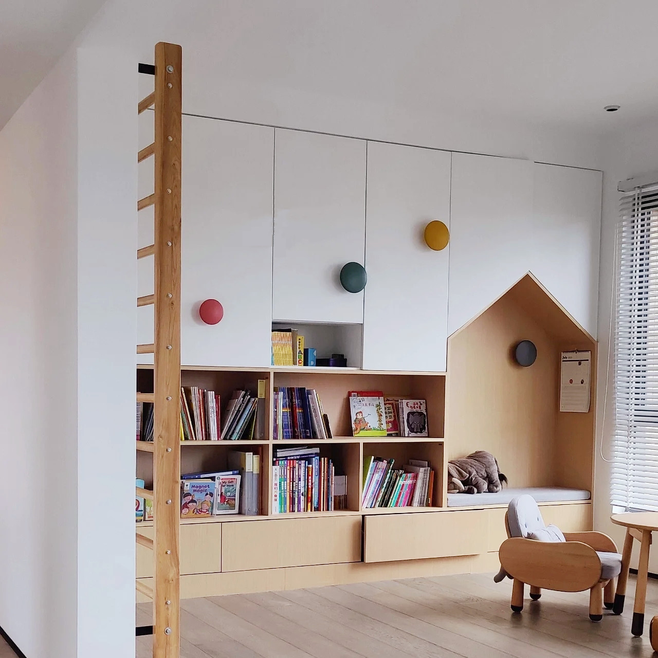 设计师款定制满墙图书柜儿童房家庭图书馆书架现代简约客厅书本柜