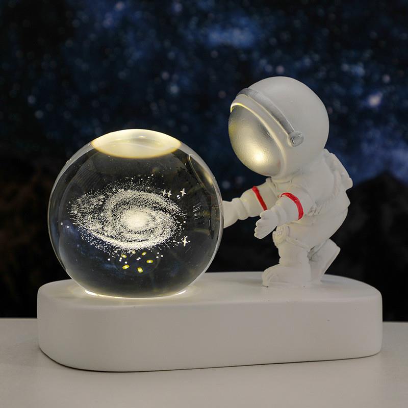 创意宇航员星空漫步小夜灯内雕水晶球发光底座摆件送学生朋友礼品