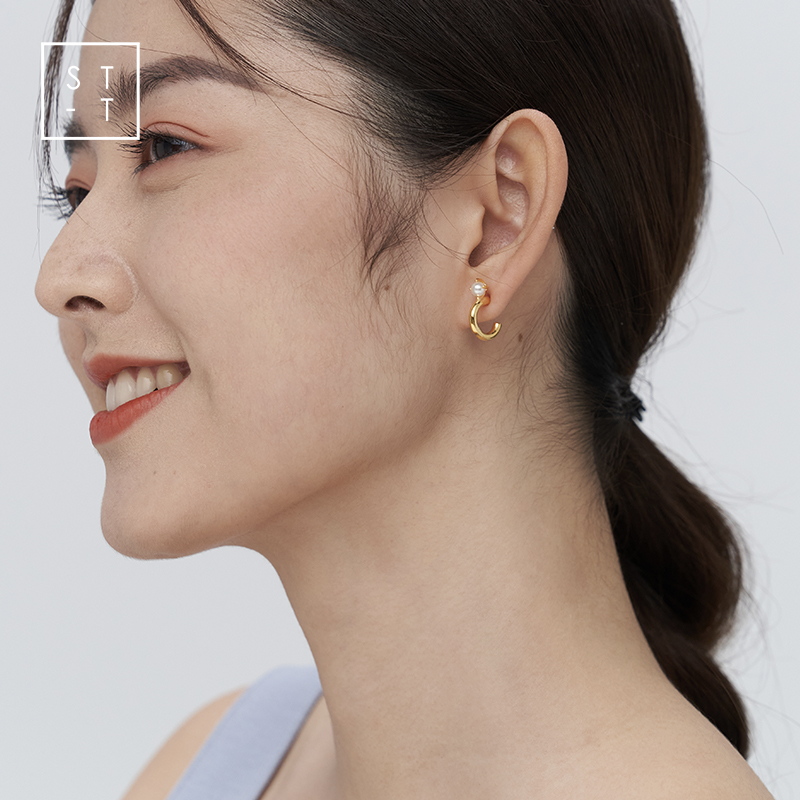 沈太太S925银日韩气质简约金银双色环形耳钉女个性创意仿珍珠耳饰