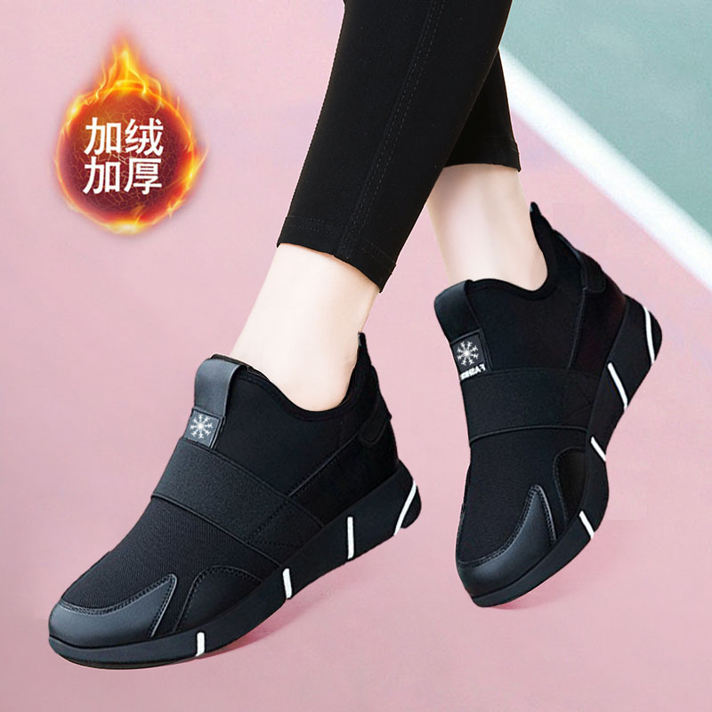 新款内增高运动鞋女冬季加绒一脚蹬黑色上班妈妈鞋软底防滑老北京
