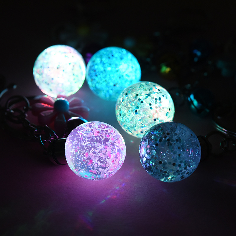 新奇迷你发光小球创意圆球自动变换灯光水晶钥匙扣学生书包装饰品