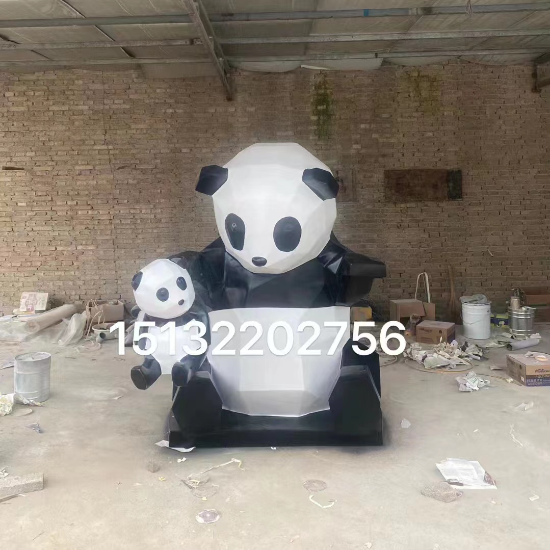 网红几何熊猫雕塑爬墙熊猫创意墙上摆件成都熊猫玻璃钢雕塑定制