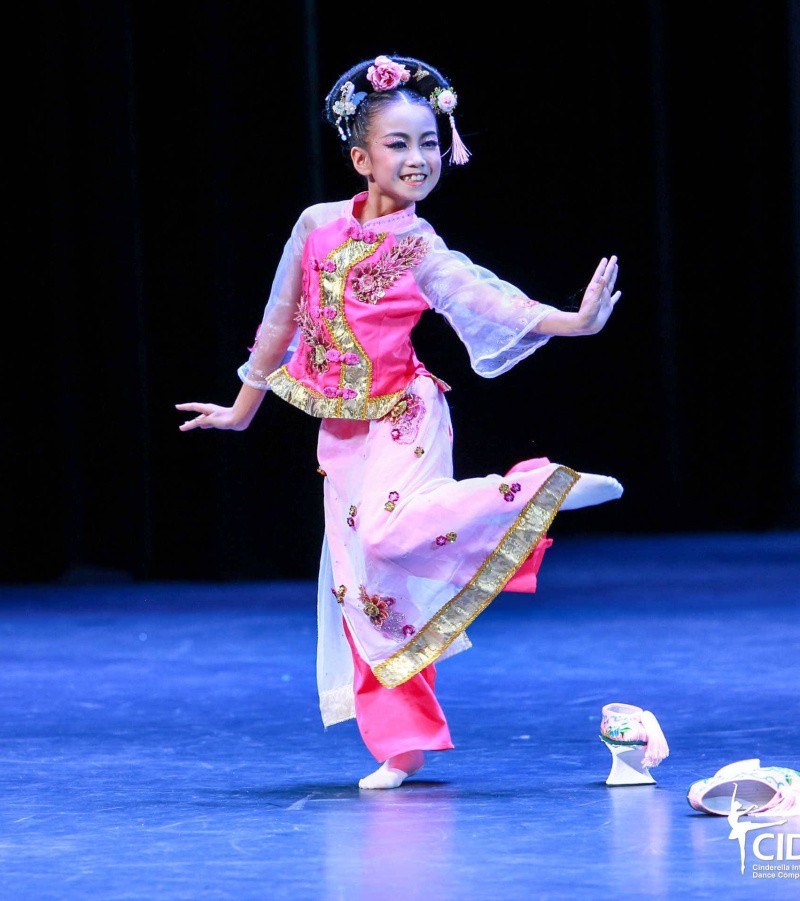 儿童小薇舞蹈演出服装有一个姑娘格格舞表演清装