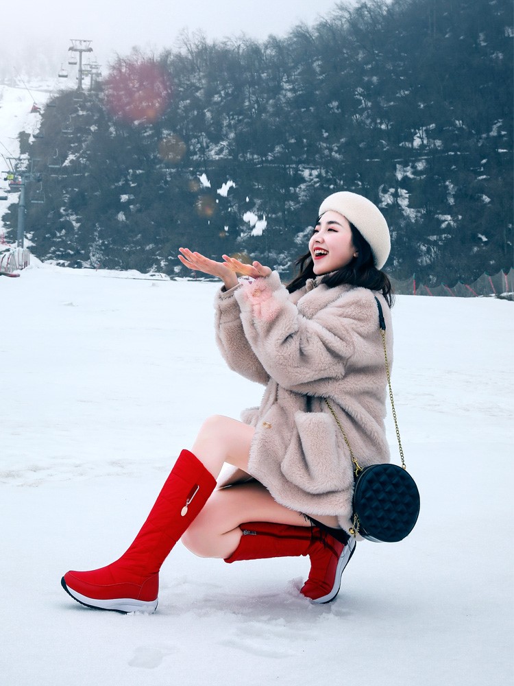 红色时尚真皮户外雪地靴女高筒冬季保暖防水防滑东北厚底羽绒棉鞋