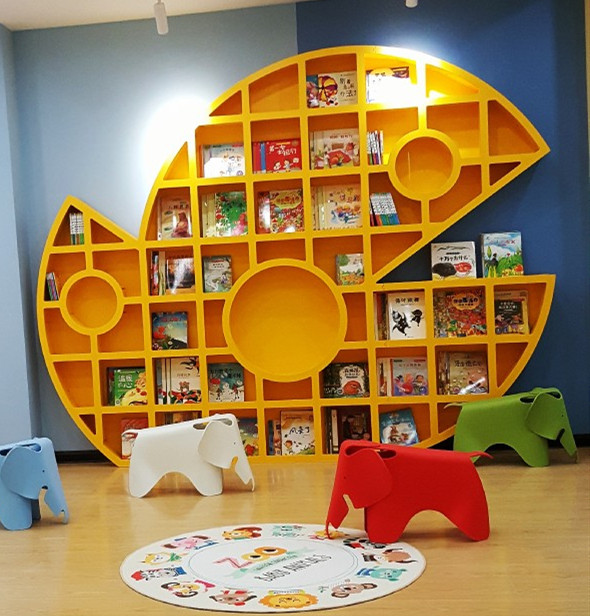 鲸鱼造型书架儿童房墙体装饰置物架幼儿玩具柜图书馆绘本实木书柜