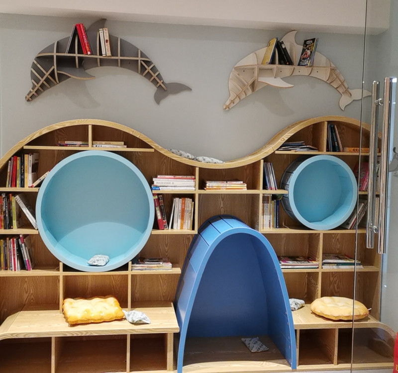 创意弧形书架带坐凳异形图书展示柜学校图书馆绘本馆阅读区隔断柜
